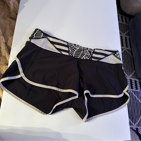 Lululemon Speed Short 2.5 Black Angel Wing Black White size 8 - Picture 6 of 7